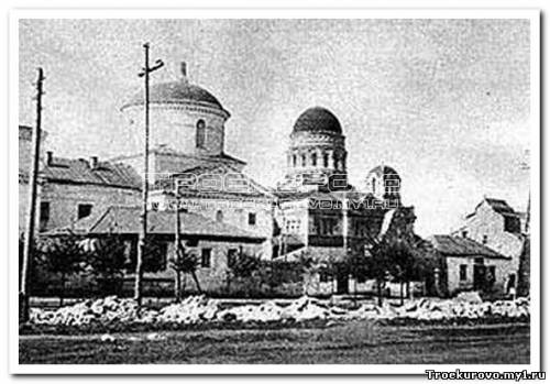 Общий вид Троекуровского монастыря с южной стороны
