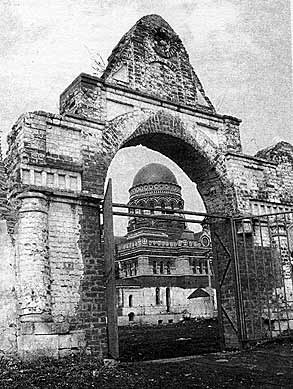 Святые южные ворота Троекуровского монастыря