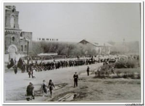 Праздничное шествие к памятнику ВОВ на 9 мая фото середина 70х