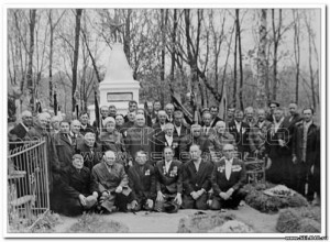 фото на память у Братской могилы на 9 мая 1981 год
