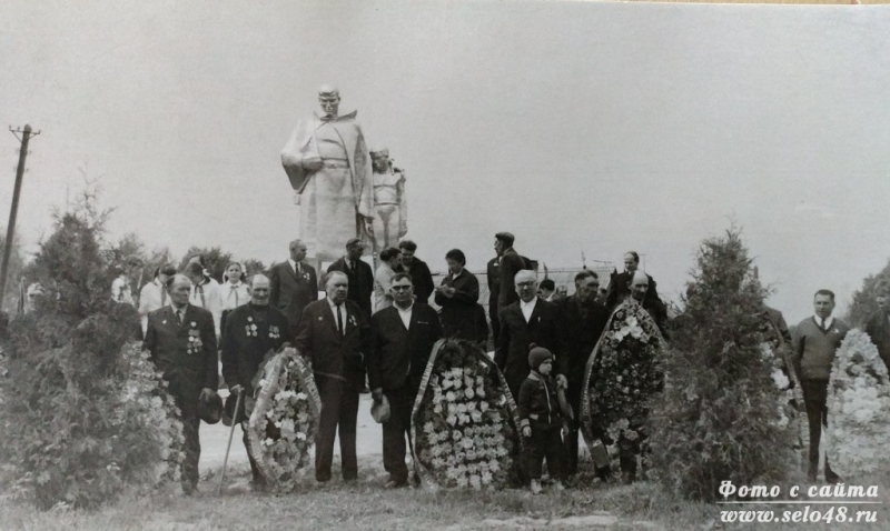 Ветераны ВОВ у памятника 9 мая 1974г.