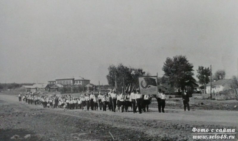 Пионеры возвращаются с митинга в честь дня победы