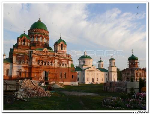 Вид на Владимирский собор и Дмитриевскую церковь