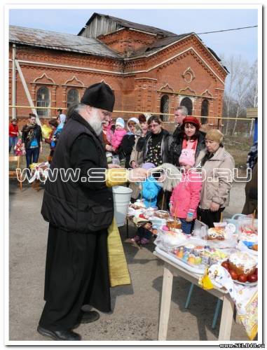 Отец  Владимир освещает куличи в Курапово