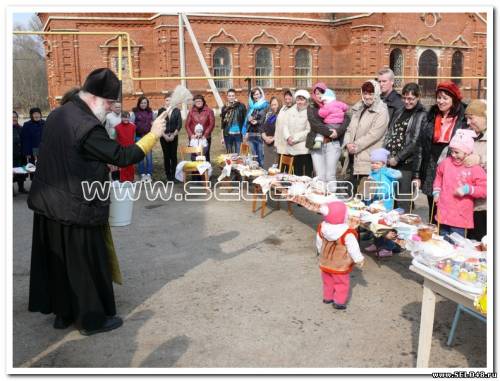 Отец  Владимир освещает куличи в Курапово