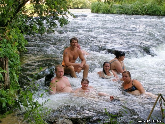 Кураповский водопад и туристы