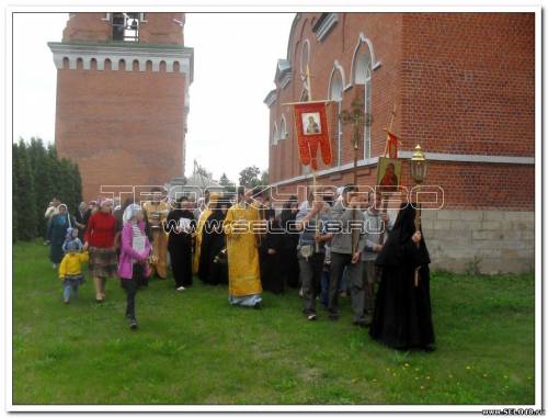 Крестный ход вокруг Архангельской церкви