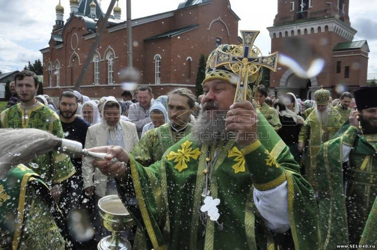 Епископ Максим окропляет святой водой прихожан