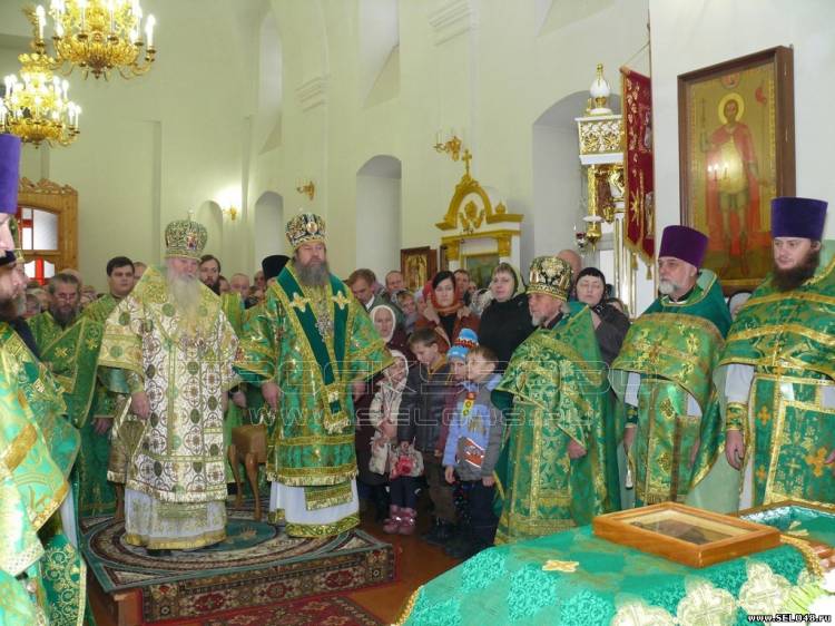 Литургия - Митрополит Никон и епископ Максим.