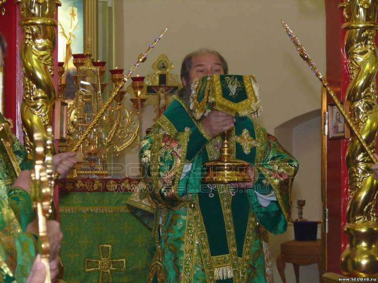 Епископ Максим во время службы.