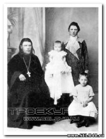 Священник Тихон с супругой Хионией Ивановной и дочерьми Александрой (старшая, справа) и Юлией